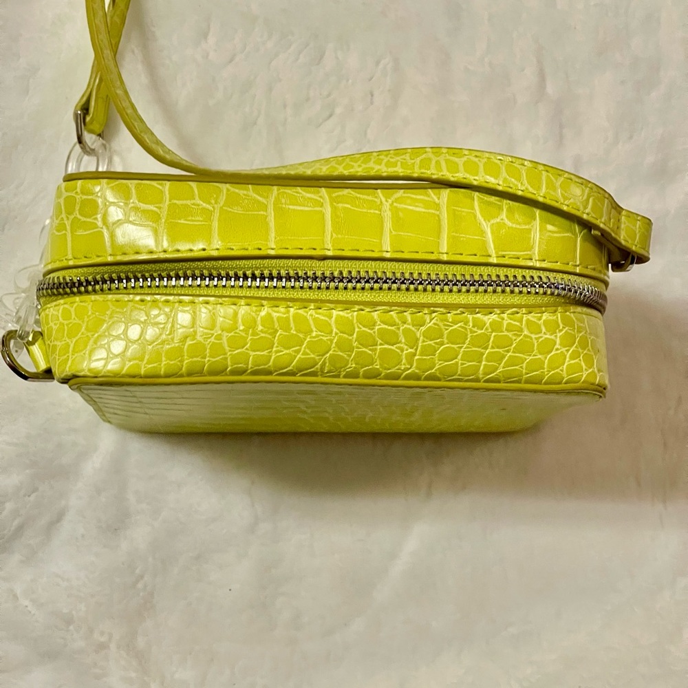 Wild Fable Lime Green Crossbody Small Purse, square shape with zipper